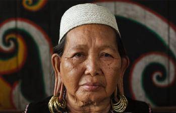 土著妇女戴超重耳环,将耳垂拉至肩膀,并以此为美