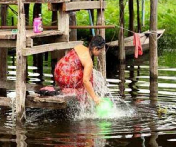 世界上没有浴池的国家美女们当街洗澡男人却无动于衷