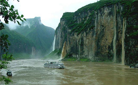 而在新中国成立后,国家在三峡上修建了举世闻名的世纪大工程"三峡大坝