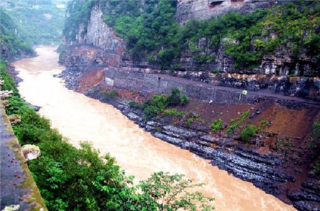 下雨后卻成“血河”唯一沒有被污染長江支流(河水被血染紅)