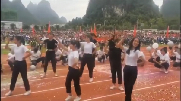 桂林某中学女生集体跳撩衣舞露出内衣,校长:审查时幅度没那么大(3)