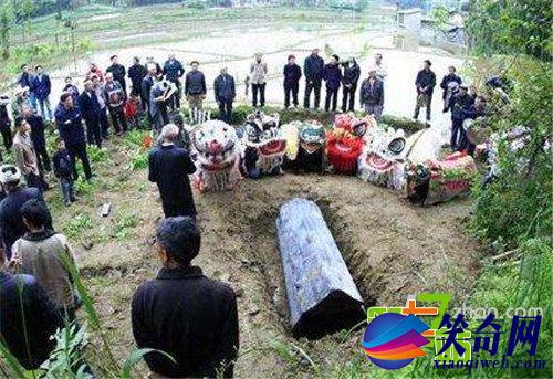 这个村子人死后棺材路边停放7年才能下葬