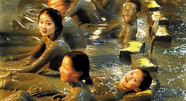 越南泥巴温泉脏到不行却有很多游客慕名而来女生很是喜欢