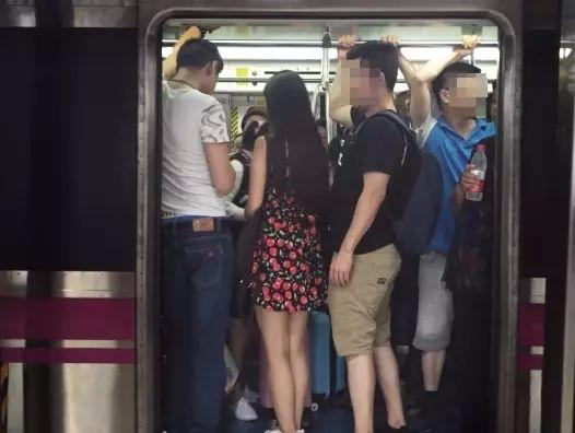 女子乘坐地铁裙子沾满不明液体,警方出手抓获猥亵男子