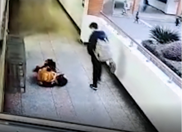 重庆10岁女生在校园内猝死家长查看监控后当场崩溃令人揪心