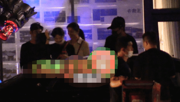 赵丽颖离婚后唱k到凌晨身边5位男士保驾护航豪车接送排场大2