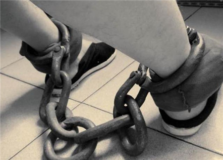 为什么执行死刑的犯人要解开手铐脚铐换上麻绳