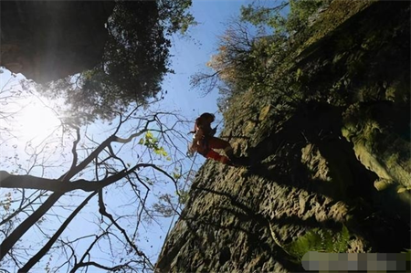 住在天门山周边的几个土家族小伙决定组成一支探险队去天门洞一探究竟