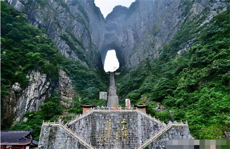 天门山有一处神秘洞穴传说有巨蟒守护神仙这是怎么回事呢