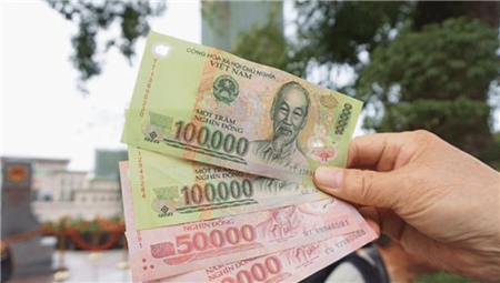 在越南是换越南盾,越南盾的一元折合人民币来说大约是0.