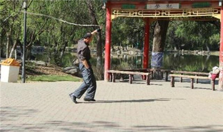 中国男性当众"甩鞭子,让法国美女倍感惊讶!网友:习以为常