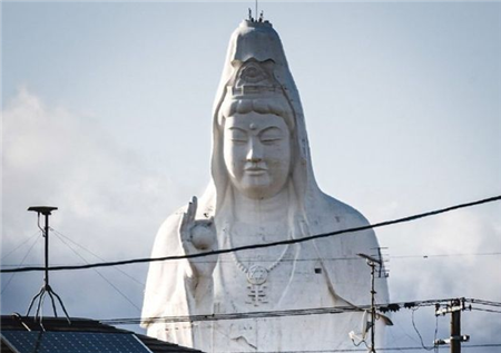 在日本仙台就有一座高达百米的观音像,可是这座观音像之所以出名,并