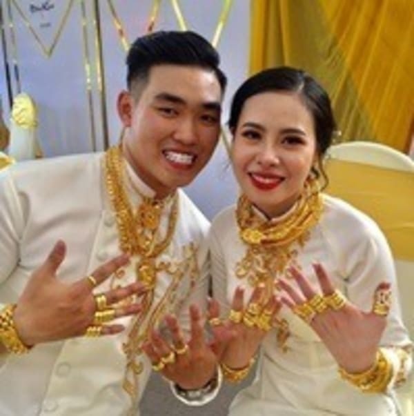 新娘手戴11个金镯子29个金戒指称是部分嫁妆新郎开心到合不拢嘴3