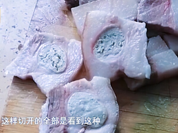 贵州一女子买到"豆腐渣"猪肉,切开后女子脸色大变