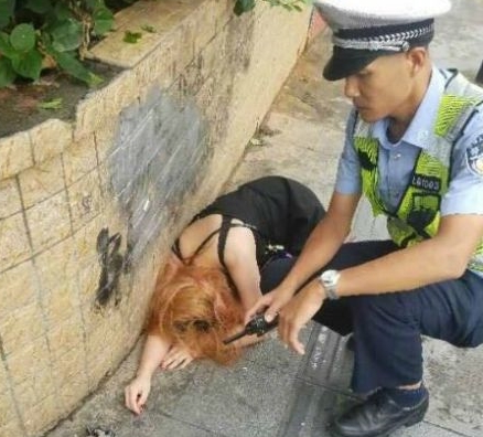 女大学生半夜喝醉睡在街头裤子拉链被拉开路人还是报警吧