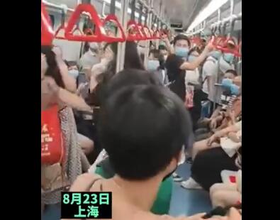 揪头发扇巴掌上海两名女子在地铁上互相掌掴