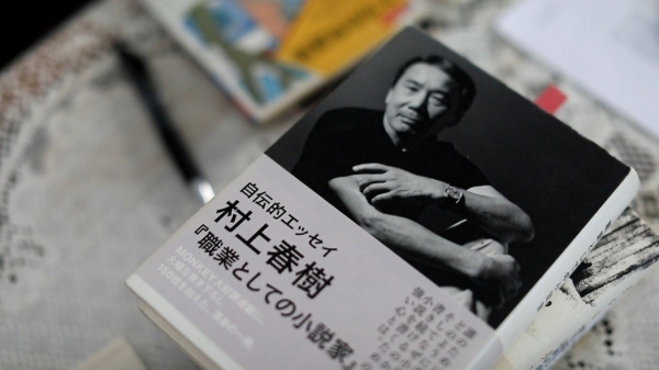 村上春树是日本当代作家,作品深受欧美文化,音乐影响,代表作有《1q84