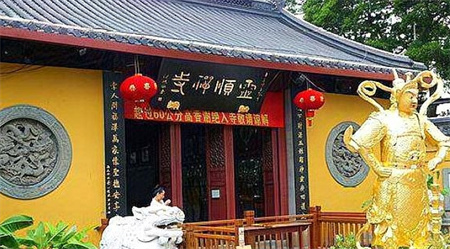 位于杭州北高峰山巅的灵顺寺,相比杭州的灵隐寺,灵顺寺可以说是低调到