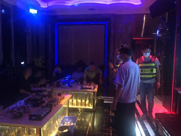 在该ktv的多个包厢内,共发现25名(7男,18女)涉黄人员,未发现涉毒人员