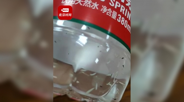 武汉一女子自曝未开封农夫山泉现大量蛆虫农夫山泉已报警处理