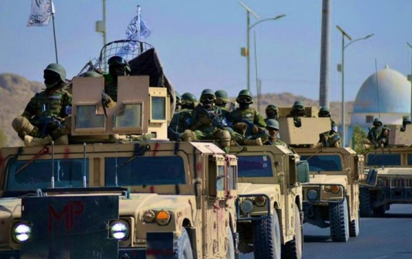 阿富汗塔利班在坎大哈举行阅兵仪式大量美制装备现身还有黑鹰飞过