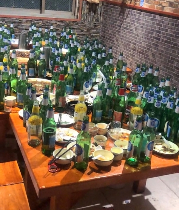 18个高校学生聚餐离开后留下144个酒瓶吓晕老板娘