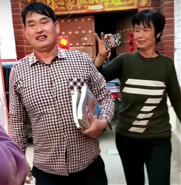遭道德绑架网曝大衣哥被女粉丝开口借15万不给就下跪不肯走