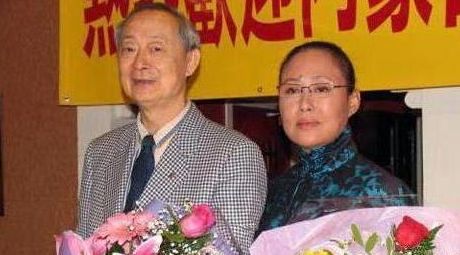 1986年,斯琴高娃嫁给了陈亮声,并加入瑞士国籍.