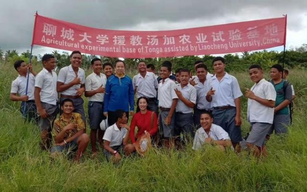 援助的老师和汤加学生们在农业试验基地合影.