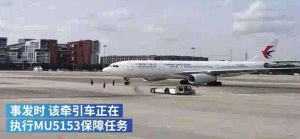 牵引飞机时出意外青岛航空一客机拖移时1名机务遭碾压致死