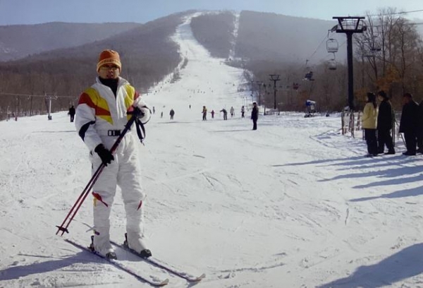 1999年,第九届全国冬季运动会在长春举办,张亦兵去报道越野滑雪比赛.
