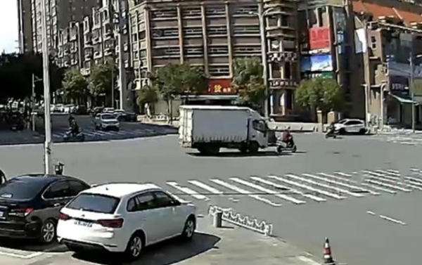 2月14日晚,南靖警方发布警情通报称,14日13时28分,南靖县公安局指挥