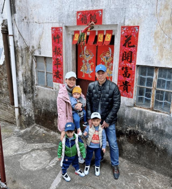 胡杏儿元宵节陪老公回家乡点灯夫妻俩穿红衣挑扁担十分接地气
