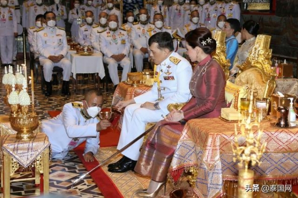 泰国国王王后出席万佛节功德仪式