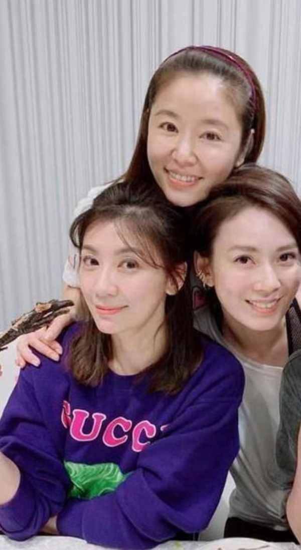 从这张照片来看,林心如和贾静雯相比,好像有点吃亏,因为林心如是素颜