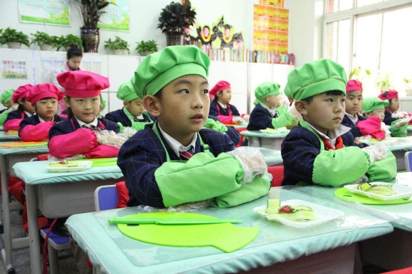 劳动课回归！教育部要求中小学生会“煮饭”，家长：建议在校完成