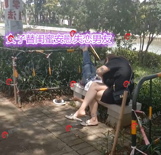 闺蜜竟然真的赶过来,此时男子已经醉倒在路边了,前女友的闺蜜把男子弄