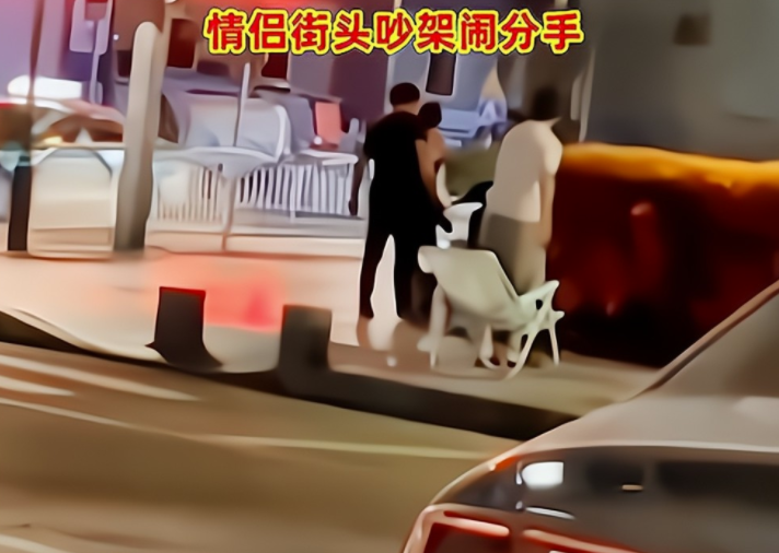 情侣街头吵架闹分手男子拿鞋底狂抽自己脸女友头也不回地离开