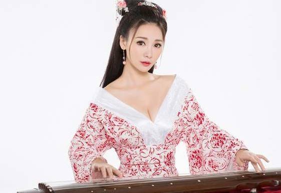 能担任这个称号肯定是身材不错,实际上柳岩的身材确实很好,同时她的颜