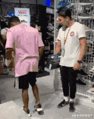 搞笑gif: 有钱就是任性,用奔驰拉猪_看看头条_中华网