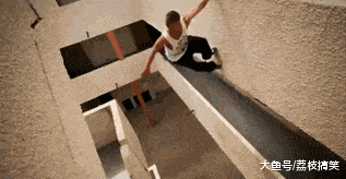 搞笑gif: 玩滑板的最高境界,人板分离_看看头条_中华网