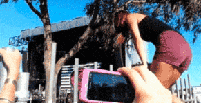 搞笑gif:车标掉了怎么办?胶水一粘就完事!