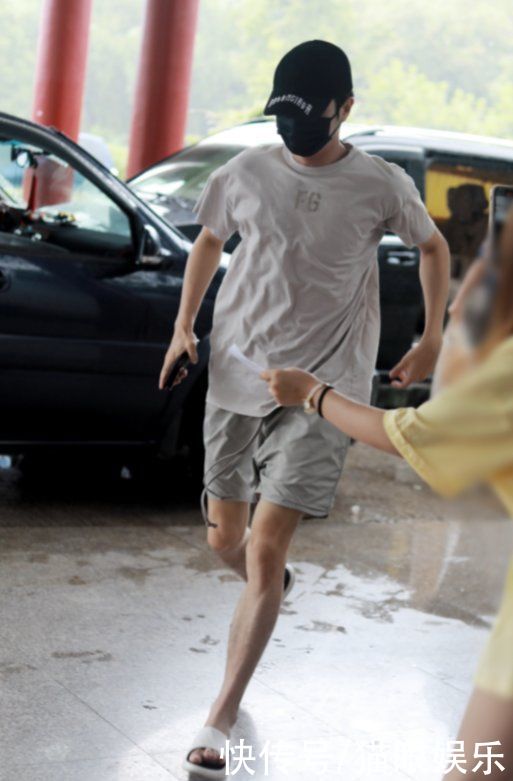 26岁知名男星暴瘦?近照腿细成竿惹担忧,网友:大腿都比