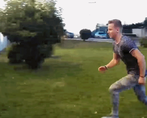 搞笑gif动图:你力气太大?还是东西质量太差,都碎了!