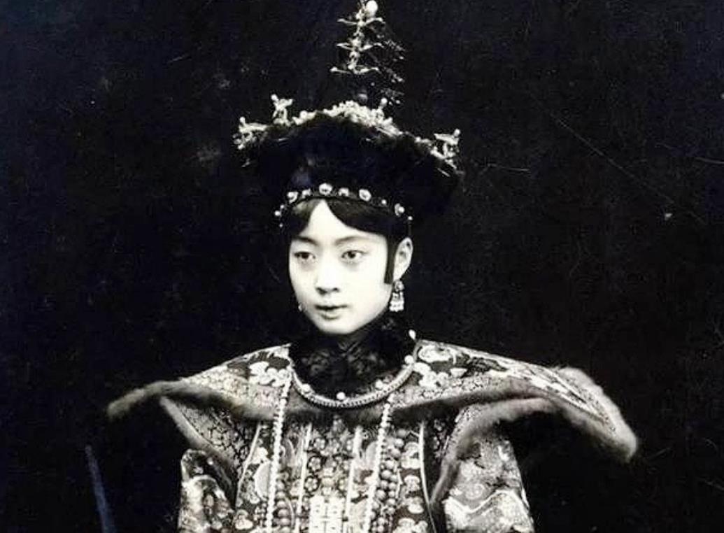 清朝最后一位皇后婉容到底有多美相貌翩若惊鸿,气质冠