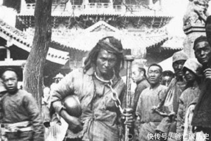 清朝老照片:图一简直是丐帮帮主的气势,看了图二才知道原来斩首示众是