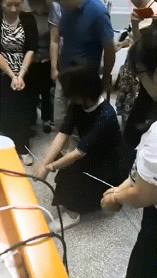 搞笑gif: 我到后山了啊, 你人在哪呢
