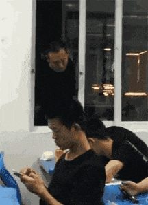 搞笑动态图gif: 上学时班主任总是会这么神出鬼没的出现在我旁边