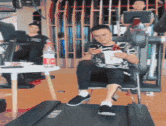 搞笑gif趣图:想起了童年时的爆旋陀螺,有点大!