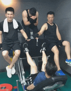 爆笑gif:今天为了看她们的演出,又被老婆给罚跪了